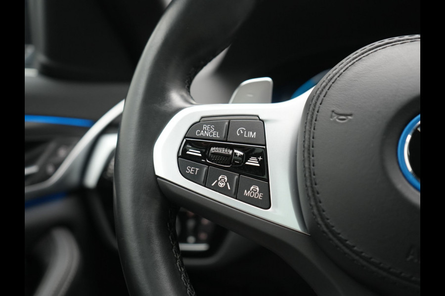BMW 5 Serie Touring 530e M Sport PHEV 293pk Dealer O.H. | Trekhaak Af Fabriek | Panodak | Head Up | Adaptive Cruise | Camera | Lederen Sportstoelen Memory & Verwarmd | Sfeerverlichting | Blis | Stuur Verwarmd | Apple Carplay | Navigatie | DAB | Plug In Hybrid |