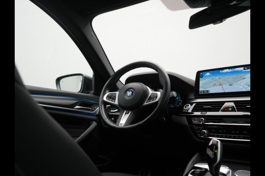 BMW 5 Serie Touring 530e M Sport PHEV 293pk Dealer O.H. | Trekhaak Af Fabriek | Panodak | Head Up | Adaptive Cruise | Camera | Lederen Sportstoelen Memory & Verwarmd | Sfeerverlichting | Blis | Stuur Verwarmd | Apple Carplay | Navigatie | DAB | Plug In Hybrid |