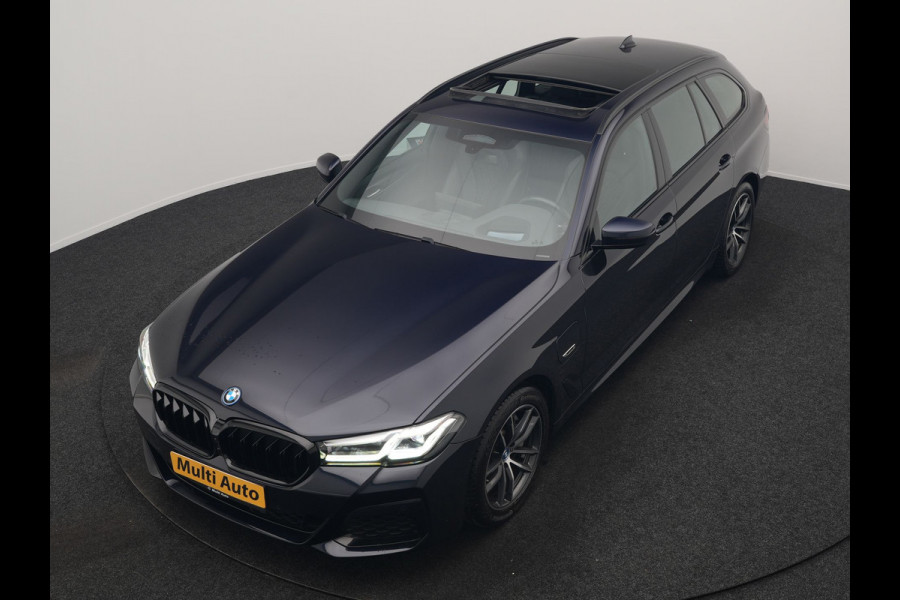 BMW 5 Serie Touring 530e M Sport PHEV 293pk Dealer O.H. | Trekhaak Af Fabriek | Panodak | Head Up | Adaptive Cruise | Camera | Lederen Sportstoelen Memory & Verwarmd | Sfeerverlichting | Blis | Stuur Verwarmd | Apple Carplay | Navigatie | DAB | Plug In Hybrid |