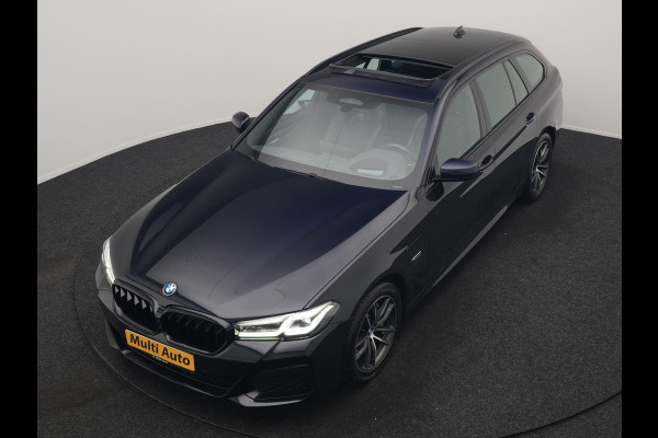 BMW 5 Serie Touring 530e M Sport PHEV 293pk Dealer O.H. | Trekhaak Af Fabriek | Panodak | Head Up | Adaptive Cruise | Camera | Lederen Sportstoelen Memory & Verwarmd | Sfeerverlichting | Blis | Stuur Verwarmd | Apple Carplay | Navigatie | DAB | Plug In Hybrid |