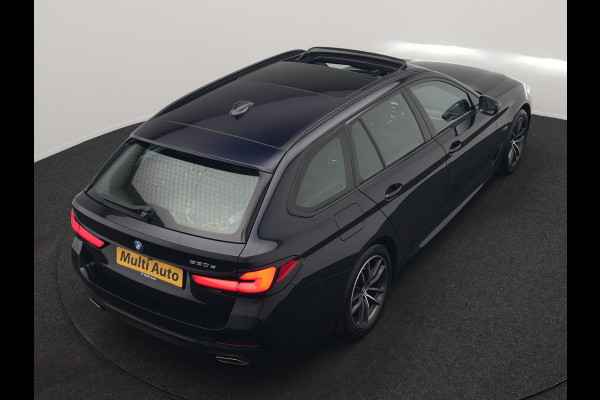BMW 5 Serie Touring 530e M Sport PHEV 293pk Dealer O.H. | Trekhaak Af Fabriek | Panodak | Head Up | Adaptive Cruise | Camera | Lederen Sportstoelen Memory & Verwarmd | Sfeerverlichting | Blis | Stuur Verwarmd | Apple Carplay | Navigatie | DAB | Plug In Hybrid |