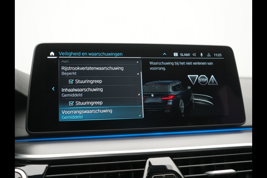 BMW 5 Serie Touring 530e M Sport PHEV 293pk Dealer O.H. | Trekhaak Af Fabriek | Panodak | Head Up | Adaptive Cruise | Camera | Lederen Sportstoelen Memory & Verwarmd | Sfeerverlichting | Blis | Stuur Verwarmd | Apple Carplay | Navigatie | DAB | Plug In Hybrid |