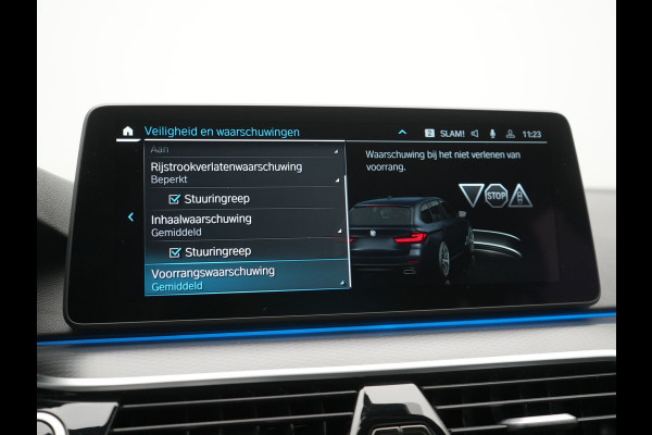 BMW 5 Serie Touring 530e M Sport PHEV 293pk Dealer O.H. | Trekhaak Af Fabriek | Panodak | Head Up | Adaptive Cruise | Camera | Lederen Sportstoelen Memory & Verwarmd | Sfeerverlichting | Blis | Stuur Verwarmd | Apple Carplay | Navigatie | DAB | Plug In Hybrid |