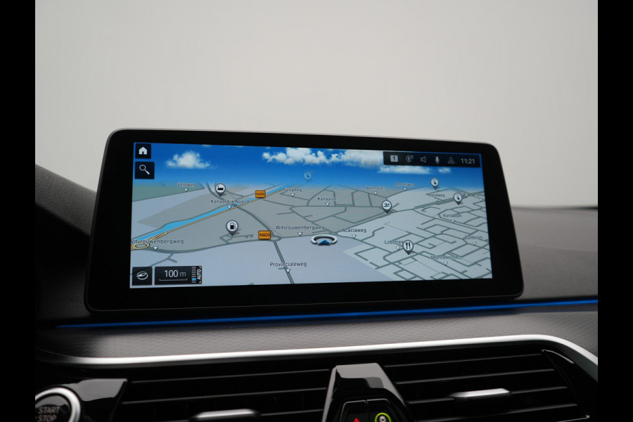 BMW 5 Serie Touring 530e M Sport PHEV 293pk Dealer O.H. | Trekhaak Af Fabriek | Panodak | Head Up | Adaptive Cruise | Camera | Lederen Sportstoelen Memory & Verwarmd | Sfeerverlichting | Blis | Stuur Verwarmd | Apple Carplay | Navigatie | DAB | Plug In Hybrid |