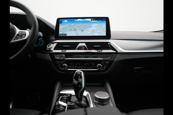 BMW 5 Serie Touring 530e M Sport PHEV 293pk Dealer O.H. | Trekhaak Af Fabriek | Panodak | Head Up | Adaptive Cruise | Camera | Lederen Sportstoelen Memory & Verwarmd | Sfeerverlichting | Blis | Stuur Verwarmd | Apple Carplay | Navigatie | DAB | Plug In Hybrid |