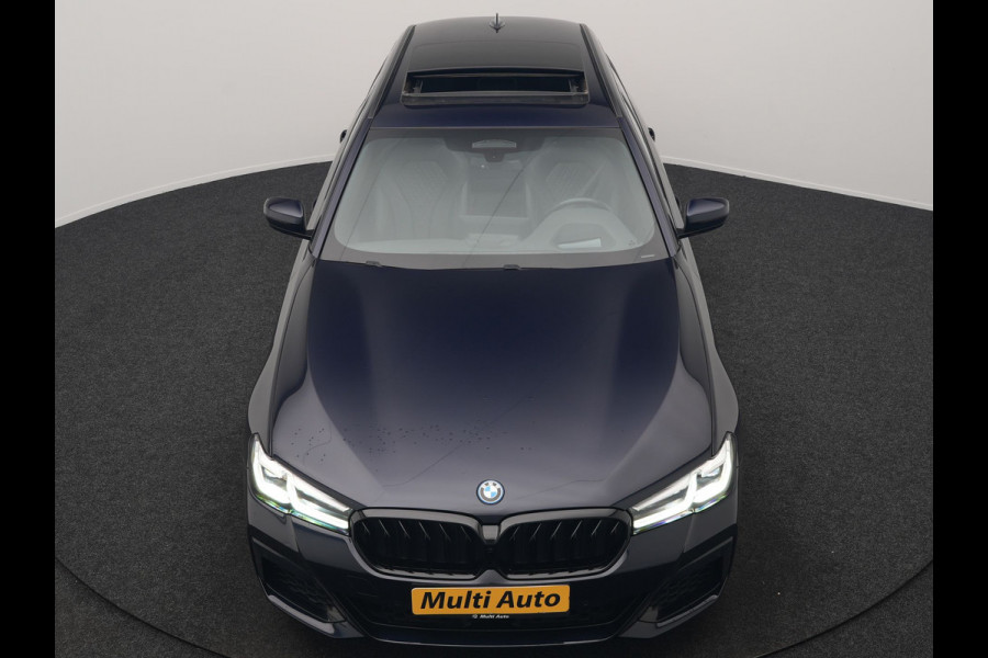 BMW 5 Serie Touring 530e M Sport PHEV 293pk Dealer O.H. | Trekhaak Af Fabriek | Panodak | Head Up | Adaptive Cruise | Camera | Lederen Sportstoelen Memory & Verwarmd | Sfeerverlichting | Blis | Stuur Verwarmd | Apple Carplay | Navigatie | DAB | Plug In Hybrid |