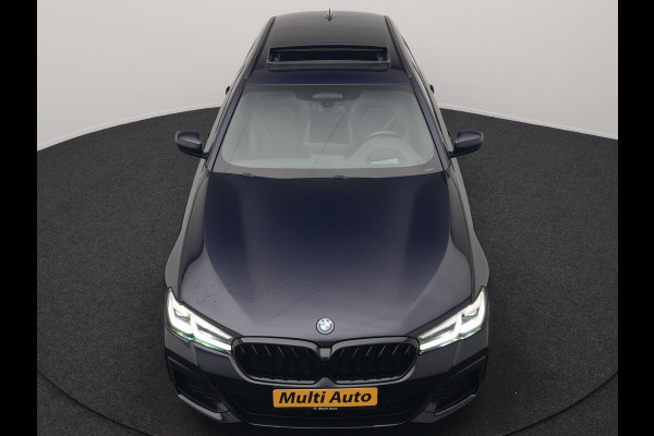 BMW 5 Serie Touring 530e M Sport PHEV 293pk Dealer O.H. | Trekhaak Af Fabriek | Panodak | Head Up | Adaptive Cruise | Camera | Lederen Sportstoelen Memory & Verwarmd | Sfeerverlichting | Blis | Stuur Verwarmd | Apple Carplay | Navigatie | DAB | Plug In Hybrid |