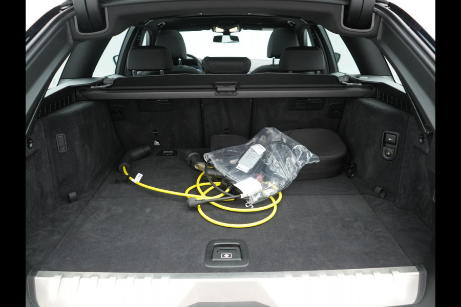 BMW 5 Serie Touring 530e M Sport PHEV 293pk Dealer O.H. | Trekhaak Af Fabriek | Panodak | Head Up | Adaptive Cruise | Camera | Lederen Sportstoelen Memory & Verwarmd | Sfeerverlichting | Blis | Stuur Verwarmd | Apple Carplay | Navigatie | DAB | Plug In Hybrid |