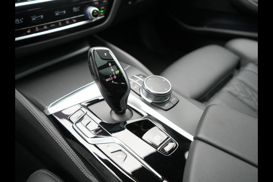 BMW 5 Serie Touring 530e M Sport PHEV 293pk Dealer O.H. | Trekhaak Af Fabriek | Panodak | Head Up | Adaptive Cruise | Camera | Lederen Sportstoelen Memory & Verwarmd | Sfeerverlichting | Blis | Stuur Verwarmd | Apple Carplay | Navigatie | DAB | Plug In Hybrid |