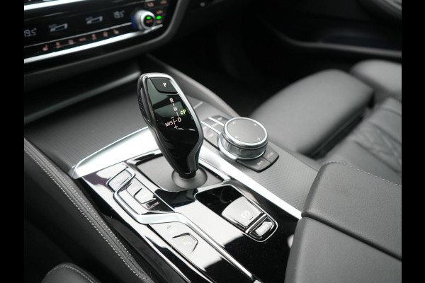 BMW 5 Serie Touring 530e M Sport PHEV 293pk Dealer O.H. | Trekhaak Af Fabriek | Panodak | Head Up | Adaptive Cruise | Camera | Lederen Sportstoelen Memory & Verwarmd | Sfeerverlichting | Blis | Stuur Verwarmd | Apple Carplay | Navigatie | DAB | Plug In Hybrid |
