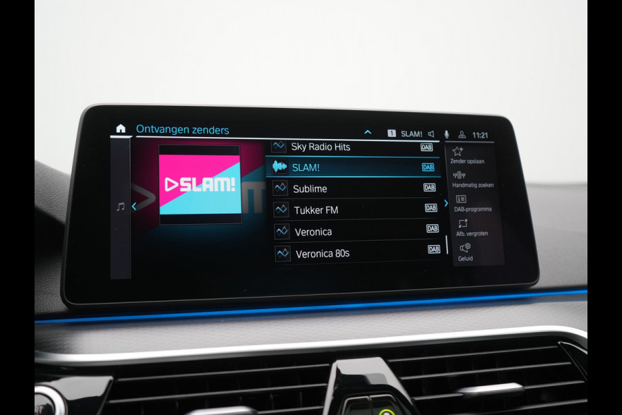 BMW 5 Serie Touring 530e M Sport PHEV 293pk Dealer O.H. | Trekhaak Af Fabriek | Panodak | Head Up | Adaptive Cruise | Camera | Lederen Sportstoelen Memory & Verwarmd | Sfeerverlichting | Blis | Stuur Verwarmd | Apple Carplay | Navigatie | DAB | Plug In Hybrid |