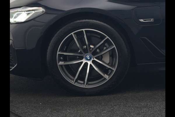 BMW 5 Serie Touring 530e M Sport PHEV 293pk Dealer O.H. | Trekhaak Af Fabriek | Panodak | Head Up | Adaptive Cruise | Camera | Lederen Sportstoelen Memory & Verwarmd | Sfeerverlichting | Blis | Stuur Verwarmd | Apple Carplay | Navigatie | DAB | Plug In Hybrid |