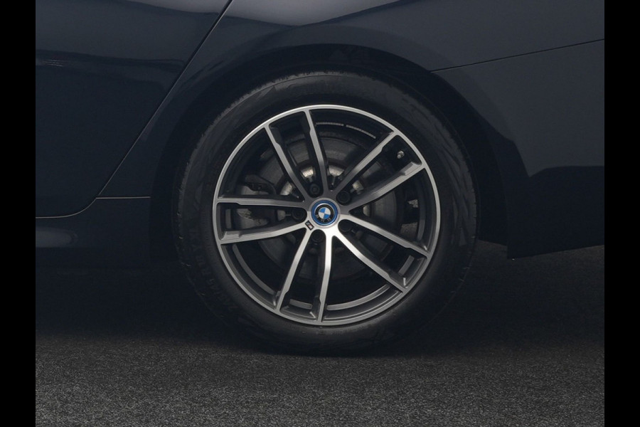 BMW 5 Serie Touring 530e M Sport PHEV 293pk Dealer O.H. | Trekhaak Af Fabriek | Panodak | Head Up | Adaptive Cruise | Camera | Lederen Sportstoelen Memory & Verwarmd | Sfeerverlichting | Blis | Stuur Verwarmd | Apple Carplay | Navigatie | DAB | Plug In Hybrid |
