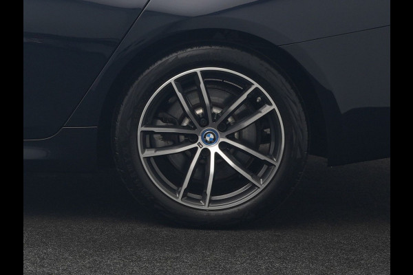 BMW 5 Serie Touring 530e M Sport PHEV 293pk Dealer O.H. | Trekhaak Af Fabriek | Panodak | Head Up | Adaptive Cruise | Camera | Lederen Sportstoelen Memory & Verwarmd | Sfeerverlichting | Blis | Stuur Verwarmd | Apple Carplay | Navigatie | DAB | Plug In Hybrid |