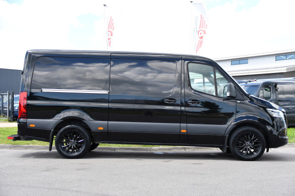 Mercedes-Benz Sprinter 317 1.9 CDI L2H1 RWD Black Edition Adaptieve Cruise, Camera, LED, Carplay, 3500kg Trekhaak, Stoelverwarming, Standkachel, Softclose, Automaat, Uniek!