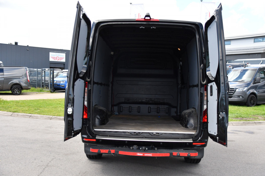 Mercedes-Benz Sprinter 317 1.9 CDI L2H1 RWD Black Edition Adaptieve Cruise, Camera, LED, Carplay, 3500kg Trekhaak, Stoelverwarming, Standkachel, Softclose, Automaat, Uniek!