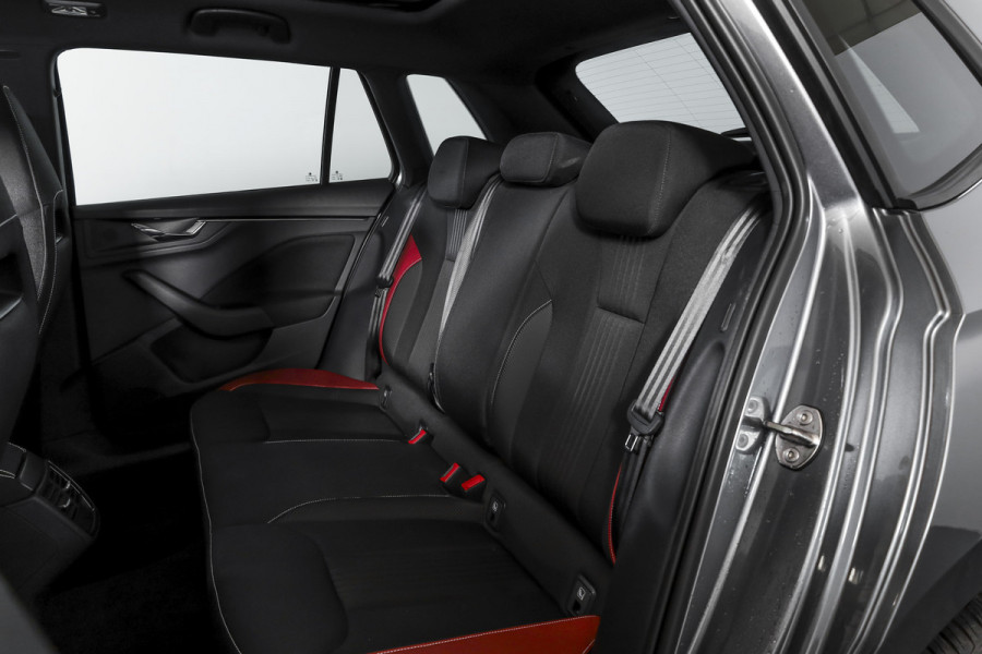 Škoda Kamiq 1.5 TSI ACT 150 PK Monte Carlo - Automaat | Pano | Dig. Cockpit | Cruise | Stoelverw. | PDC | Camera | App. Connect | ECC | Afn. Trekhaak | LM 18" |