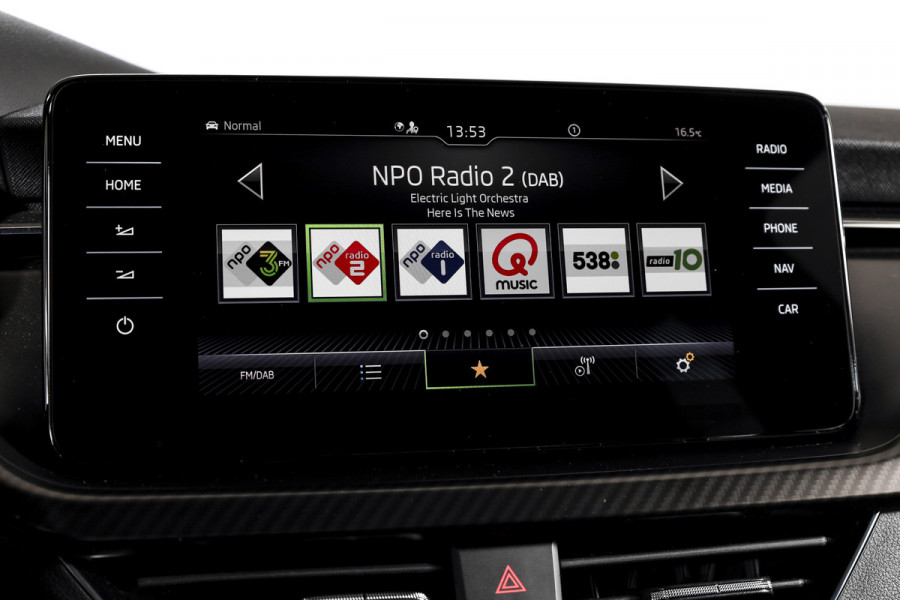 Škoda Kamiq 1.5 TSI ACT 150 PK Monte Carlo - Automaat | Pano | Dig. Cockpit | Cruise | Stoelverw. | PDC | Camera | App. Connect | ECC | Afn. Trekhaak | LM 18" |