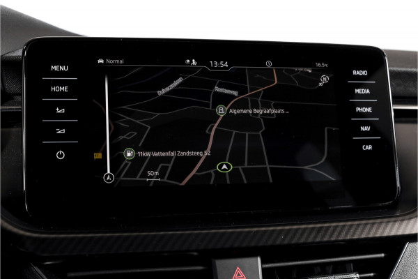 Škoda Kamiq 1.5 TSI ACT 150 PK Monte Carlo - Automaat | Pano | Dig. Cockpit | Cruise | Stoelverw. | PDC | Camera | App. Connect | ECC | Afn. Trekhaak | LM 18" |