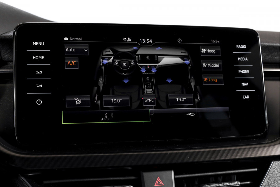 Škoda Kamiq 1.5 TSI ACT 150 PK Monte Carlo - Automaat | Pano | Dig. Cockpit | Cruise | Stoelverw. | PDC | Camera | App. Connect | ECC | Afn. Trekhaak | LM 18" |
