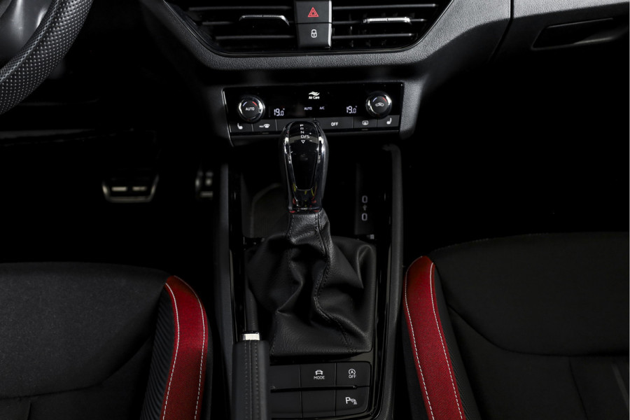 Škoda Kamiq 1.5 TSI ACT 150 PK Monte Carlo - Automaat | Pano | Dig. Cockpit | Cruise | Stoelverw. | PDC | Camera | App. Connect | ECC | Afn. Trekhaak | LM 18" |