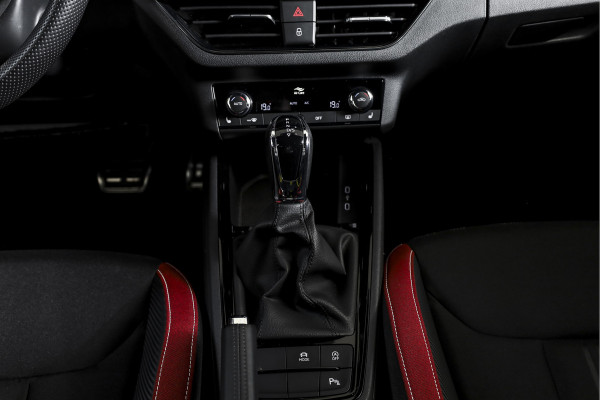 Škoda Kamiq 1.5 TSI ACT 150 PK Monte Carlo - Automaat | Pano | Dig. Cockpit | Cruise | Stoelverw. | PDC | Camera | App. Connect | ECC | Afn. Trekhaak | LM 18" |