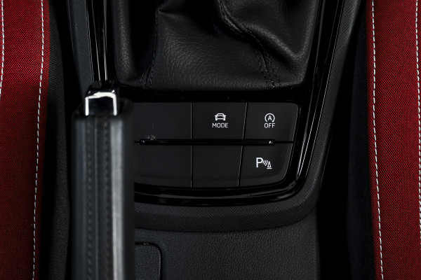 Škoda Kamiq 1.5 TSI ACT 150 PK Monte Carlo - Automaat | Pano | Dig. Cockpit | Cruise | Stoelverw. | PDC | Camera | App. Connect | ECC | Afn. Trekhaak | LM 18" |