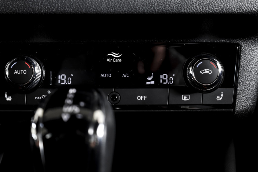 Škoda Kamiq 1.5 TSI ACT 150 PK Monte Carlo - Automaat | Pano | Dig. Cockpit | Cruise | Stoelverw. | PDC | Camera | App. Connect | ECC | Afn. Trekhaak | LM 18" |