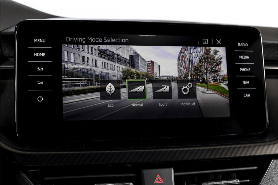 Škoda Kamiq 1.5 TSI ACT 150 PK Monte Carlo - Automaat | Pano | Dig. Cockpit | Cruise | Stoelverw. | PDC | Camera | App. Connect | ECC | Afn. Trekhaak | LM 18" |