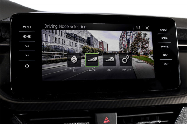 Škoda Kamiq 1.5 TSI ACT 150 PK Monte Carlo - Automaat | Pano | Dig. Cockpit | Cruise | Stoelverw. | PDC | Camera | App. Connect | ECC | Afn. Trekhaak | LM 18" |