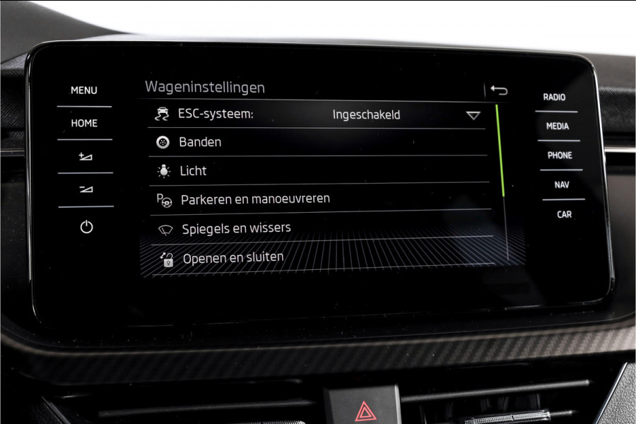 Škoda Kamiq 1.5 TSI ACT 150 PK Monte Carlo - Automaat | Pano | Dig. Cockpit | Cruise | Stoelverw. | PDC | Camera | App. Connect | ECC | Afn. Trekhaak | LM 18" |