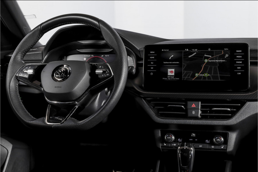 Škoda Kamiq 1.5 TSI ACT 150 PK Monte Carlo - Automaat | Pano | Dig. Cockpit | Cruise | Stoelverw. | PDC | Camera | App. Connect | ECC | Afn. Trekhaak | LM 18" |