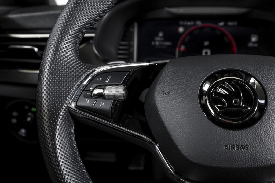 Škoda Kamiq 1.5 TSI ACT 150 PK Monte Carlo - Automaat | Pano | Dig. Cockpit | Cruise | Stoelverw. | PDC | Camera | App. Connect | ECC | Afn. Trekhaak | LM 18" |