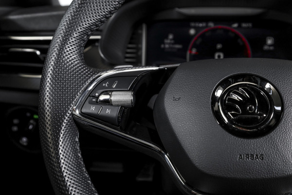 Škoda Kamiq 1.5 TSI ACT 150 PK Monte Carlo - Automaat | Pano | Dig. Cockpit | Cruise | Stoelverw. | PDC | Camera | App. Connect | ECC | Afn. Trekhaak | LM 18" |