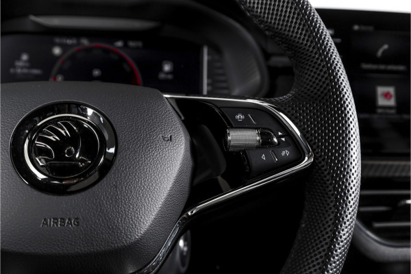 Škoda Kamiq 1.5 TSI ACT 150 PK Monte Carlo - Automaat | Pano | Dig. Cockpit | Cruise | Stoelverw. | PDC | Camera | App. Connect | ECC | Afn. Trekhaak | LM 18" |