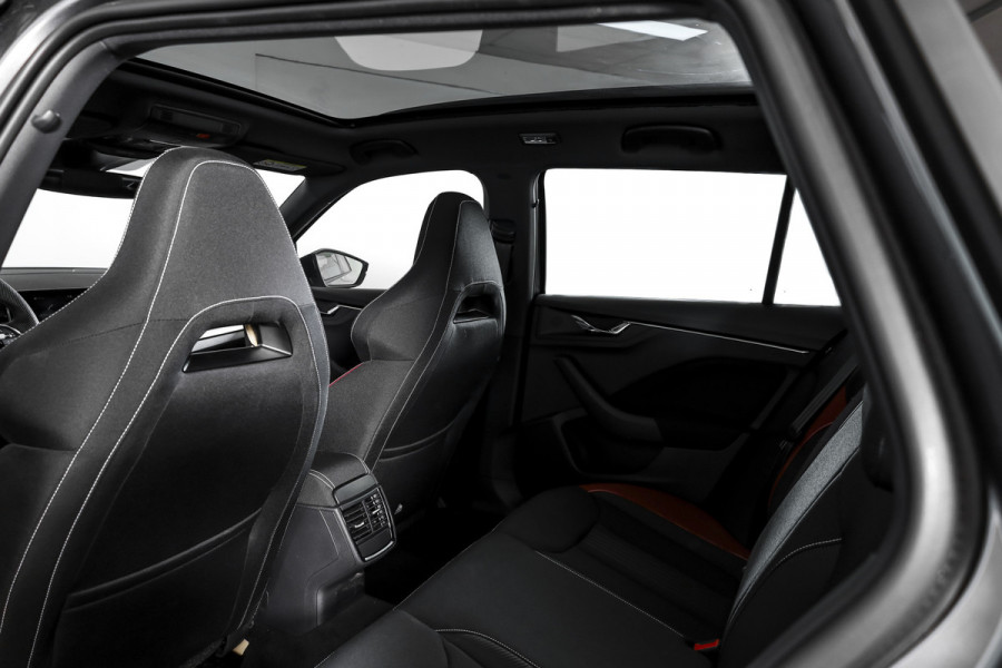 Škoda Kamiq 1.5 TSI ACT 150 PK Monte Carlo - Automaat | Pano | Dig. Cockpit | Cruise | Stoelverw. | PDC | Camera | App. Connect | ECC | Afn. Trekhaak | LM 18" |