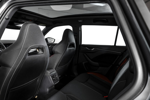 Škoda Kamiq 1.5 TSI ACT 150 PK Monte Carlo - Automaat | Pano | Dig. Cockpit | Cruise | Stoelverw. | PDC | Camera | App. Connect | ECC | Afn. Trekhaak | LM 18" |