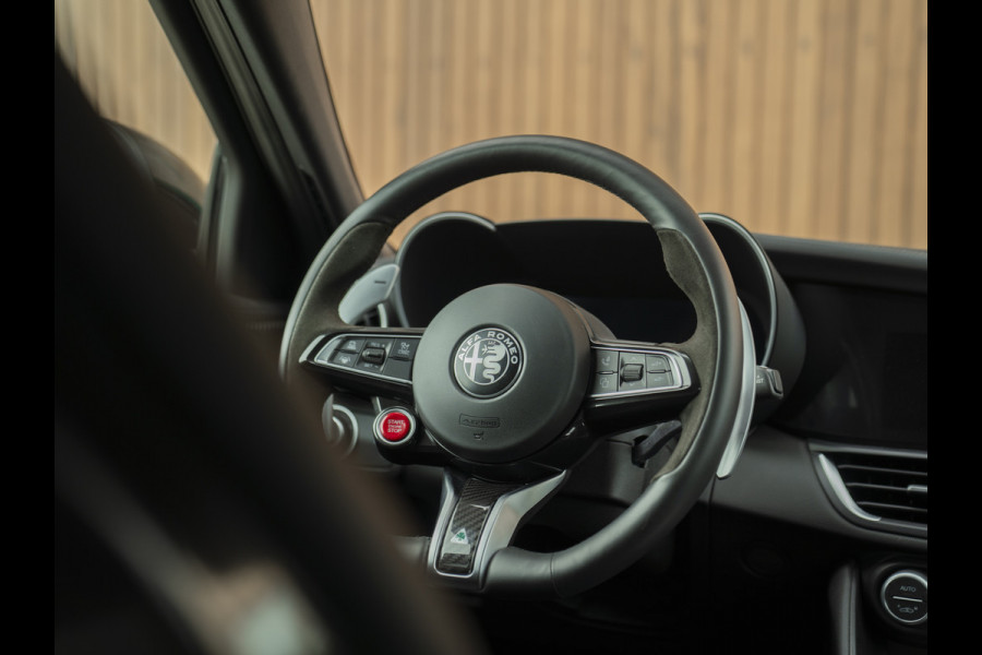 Alfa Romeo Giulia 2.9 V6 Quadrifoglio | Akrapovic | Carbon stoelen | Harman/Kardon | Facelift | Adapt. cruise