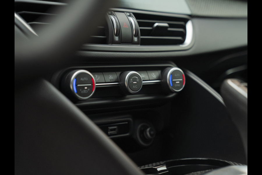 Alfa Romeo Giulia 2.9 V6 Quadrifoglio | Akrapovic | Carbon stoelen | Harman/Kardon | Facelift | Adapt. cruise