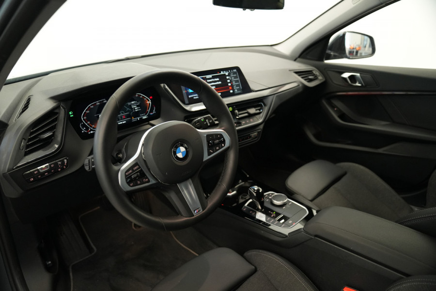 BMW 1-serie 118i Business Edition Plus Keyless Go PDC LED CArplay 24 Maanden garantie* (Vraag naar de voorwaarden)