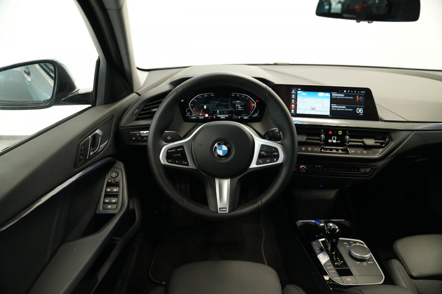 BMW 1-serie 118i Business Edition Plus Keyless Go PDC LED CArplay 24 Maanden garantie* (Vraag naar de voorwaarden)