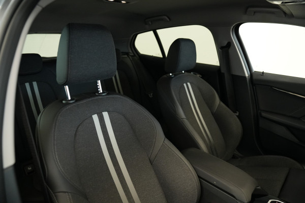 BMW 1-serie 118i Business Edition Plus Keyless Go PDC LED CArplay 24 Maanden garantie* (Vraag naar de voorwaarden)