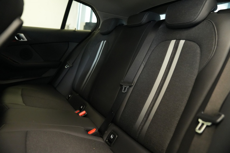 BMW 1-serie 118i Business Edition Plus Keyless Go PDC LED CArplay 24 Maanden garantie* (Vraag naar de voorwaarden)