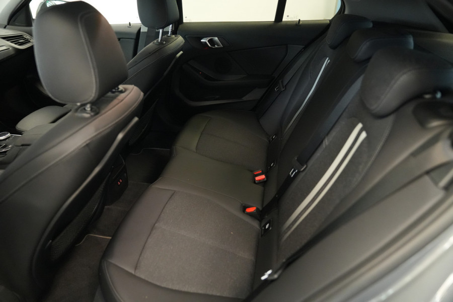BMW 1-serie 118i Business Edition Plus Keyless Go PDC LED CArplay 24 Maanden garantie* (Vraag naar de voorwaarden)