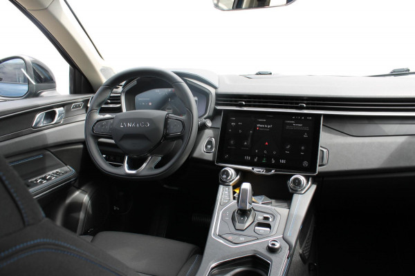 Lynk & Co 01 261PK Automaat Adaptieve Cruise Control / Elektrisch verstelbare voorstoelen / BLIS / Stoelverwarming / Climate Control / Parkeersensoren met 360 gradencamera / Regensensor