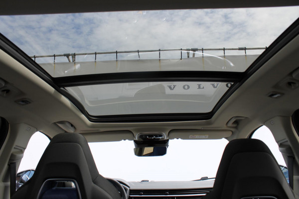 Lynk & Co 01 261PK Automaat Adaptieve Cruise Control / Elektrisch verstelbare voorstoelen / BLIS / Stoelverwarming / Climate Control / Parkeersensoren met 360 gradencamera / Regensensor