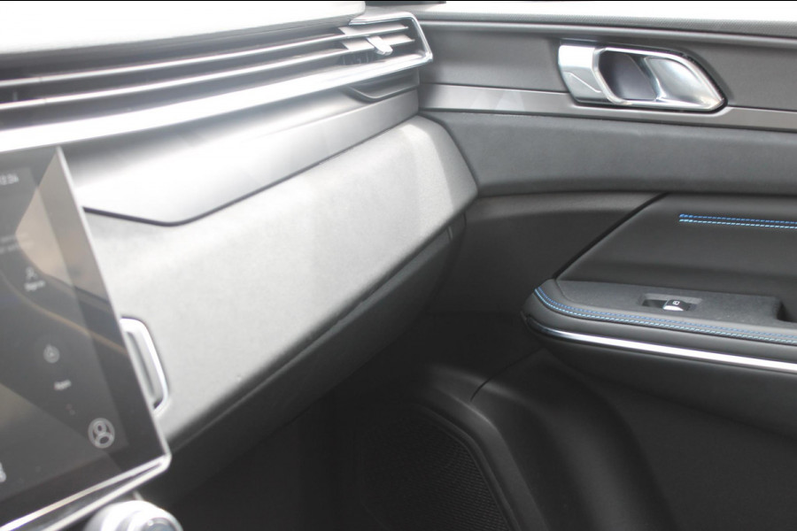 Lynk & Co 01 261PK Automaat Adaptieve Cruise Control / Elektrisch verstelbare voorstoelen / BLIS / Stoelverwarming / Climate Control / Parkeersensoren met 360 gradencamera / Regensensor