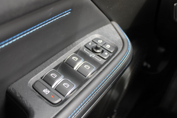 Lynk & Co 01 261PK Automaat Adaptieve Cruise Control / Elektrisch verstelbare voorstoelen / BLIS / Stoelverwarming / Climate Control / Parkeersensoren met 360 gradencamera / Regensensor