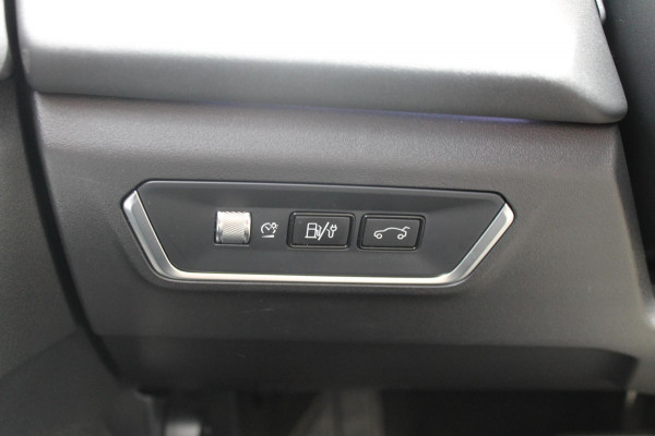 Lynk & Co 01 261PK Automaat Adaptieve Cruise Control / Elektrisch verstelbare voorstoelen / BLIS / Stoelverwarming / Climate Control / Parkeersensoren met 360 gradencamera / Regensensor