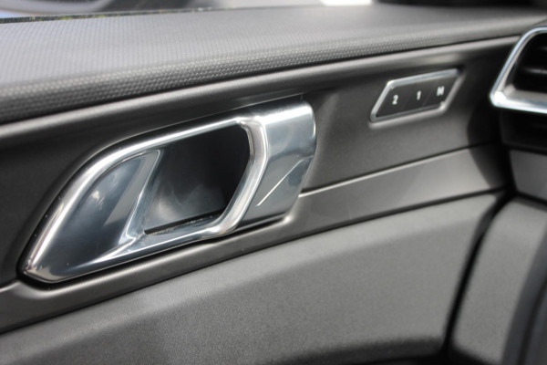 Lynk & Co 01 261PK Automaat Adaptieve Cruise Control / Elektrisch verstelbare voorstoelen / BLIS / Stoelverwarming / Climate Control / Parkeersensoren met 360 gradencamera / Regensensor
